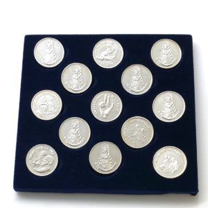 Arras de matrimonio de la Virgen del Rocío fabricadas en metal plateado. Juego de 13 monedas con la Virgen del Rocío y los 13 sacramentos del matrimonio