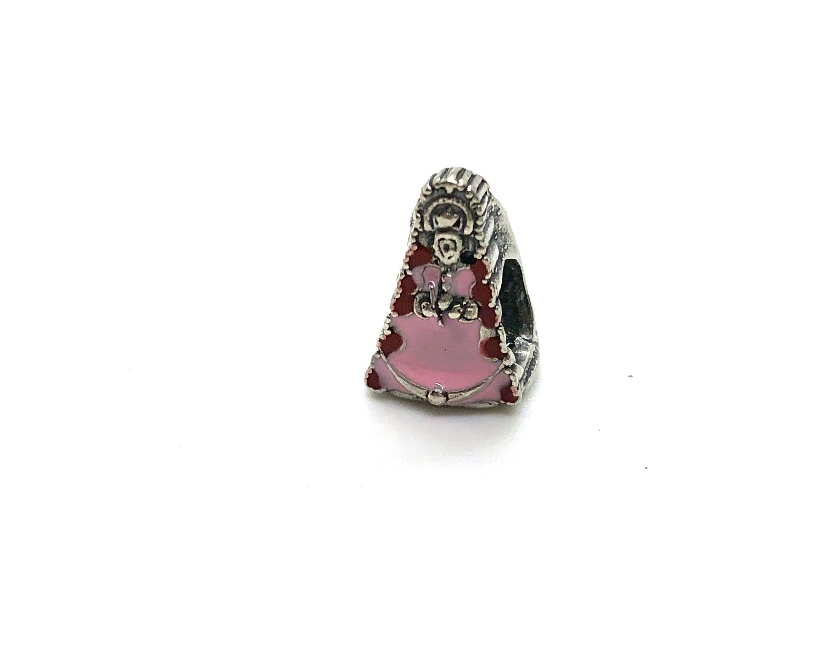 Charm de la Virgen del Rocío con esmalte rosa. Fabricado en Plata de Primera Ley. Color esmalte: Rosa.