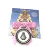 Medalla de cuna de la Virgen del Rocío realizada en Zamak. Incluye lazo de lunares de color rosa con soporte en la parte posterior.