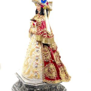 Imagen policromada de la Virgen del Rocío. La imagen está tallada en resina donde se aprecian todos los detalles de sus galas vestida de Pastora.