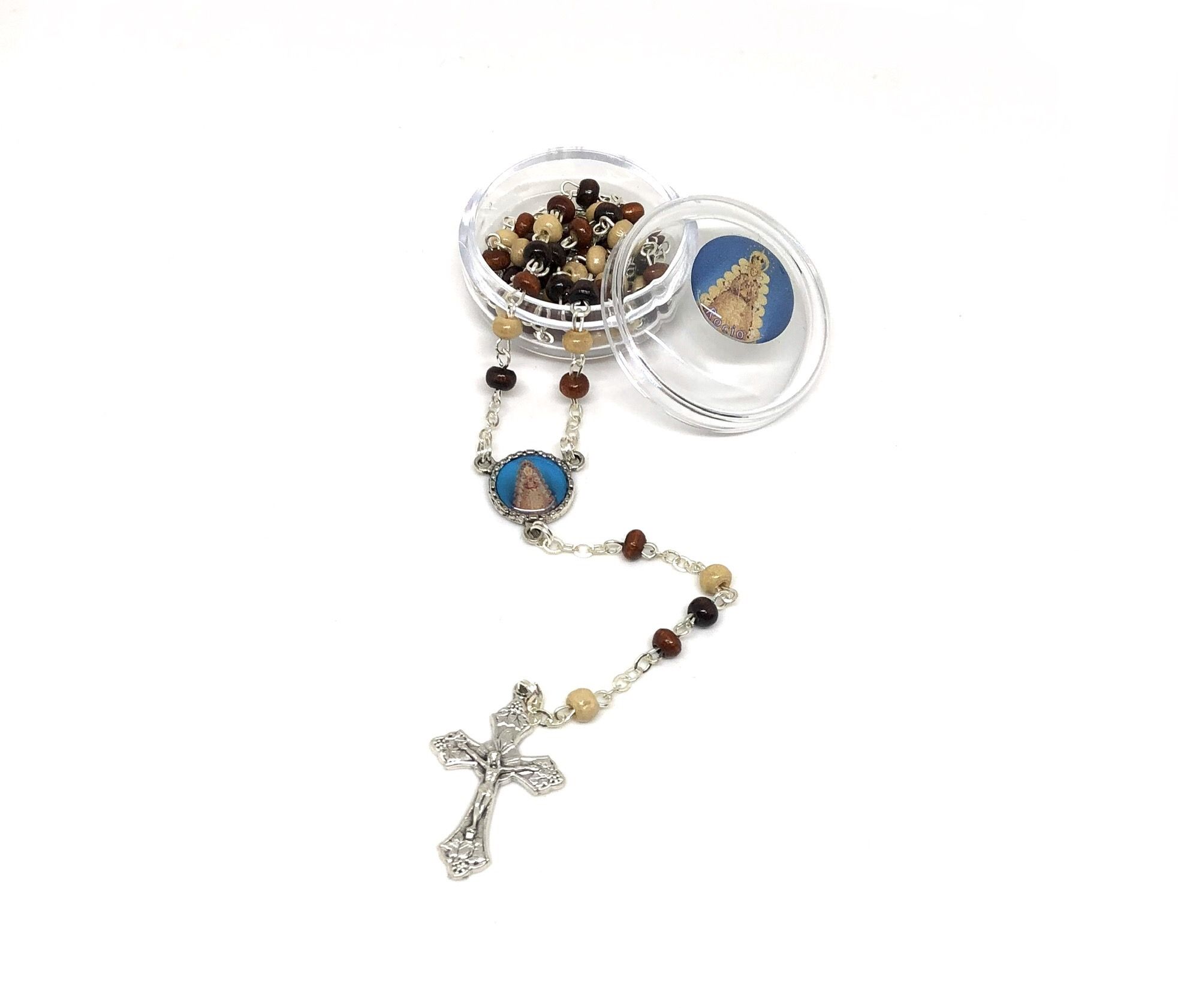 Rosario Virgen del Rocío formado por cuentas pequeñas y redondas de madera en diferentes colores. Incluye cruz de metal.